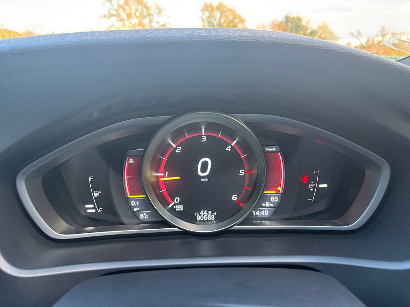 Volvo V40 2.0 D4 R-Design Nav Hatchback 5dr Diesel Manual Euro 6 (s/s) (190 ps) 5dr Manual 2025