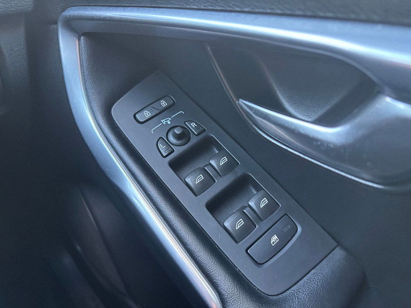 Volvo V40 2.0 D4 R-Design Nav Hatchback 5dr Diesel Manual Euro 6 (s/s) (190 ps) 5dr Manual 2025