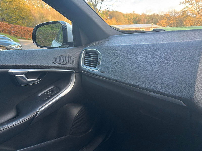 Volvo V40 2.0 D4 R-Design Nav Hatchback 5dr Diesel Manual Euro 6 (s/s) (190 ps) 5dr Manual 2025