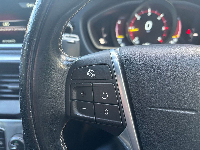 Volvo V40 2.0 D4 R-Design Nav Hatchback 5dr Diesel Manual Euro 6 (s/s) (190 ps) 5dr Manual 2025