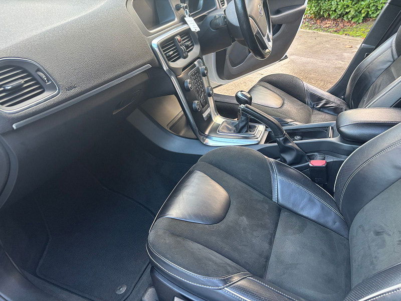 Volvo V40 2.0 D4 R-Design Nav Hatchback 5dr Diesel Manual Euro 6 (s/s) (190 ps) 5dr Manual 2025