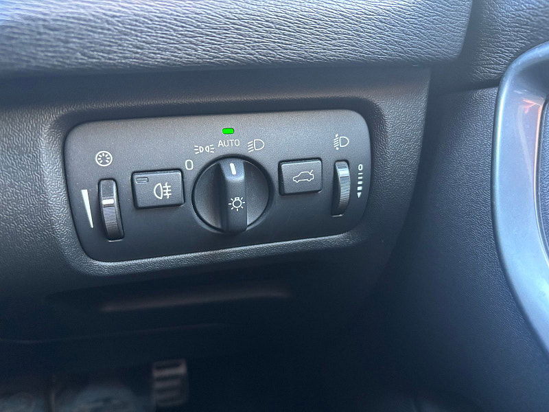 Volvo V40 2.0 D4 R-Design Nav Hatchback 5dr Diesel Manual Euro 6 (s/s) (190 ps) 5dr Manual 2025