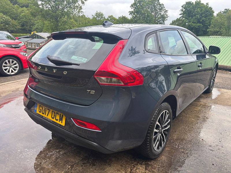 Volvo V40 2.0 T2 Momentum Hatchback 5dr Petrol Manual Euro 6 (s/s) (122 ps) 5dr Manual 2026