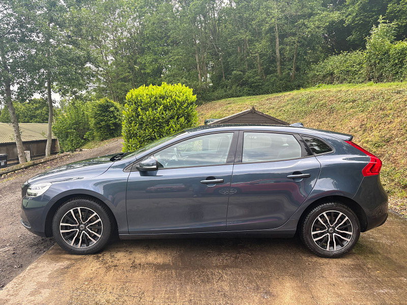 Volvo V40 2.0 T2 Momentum Hatchback 5dr Petrol Manual Euro 6 (s/s) (122 ps) 5dr Manual 2026