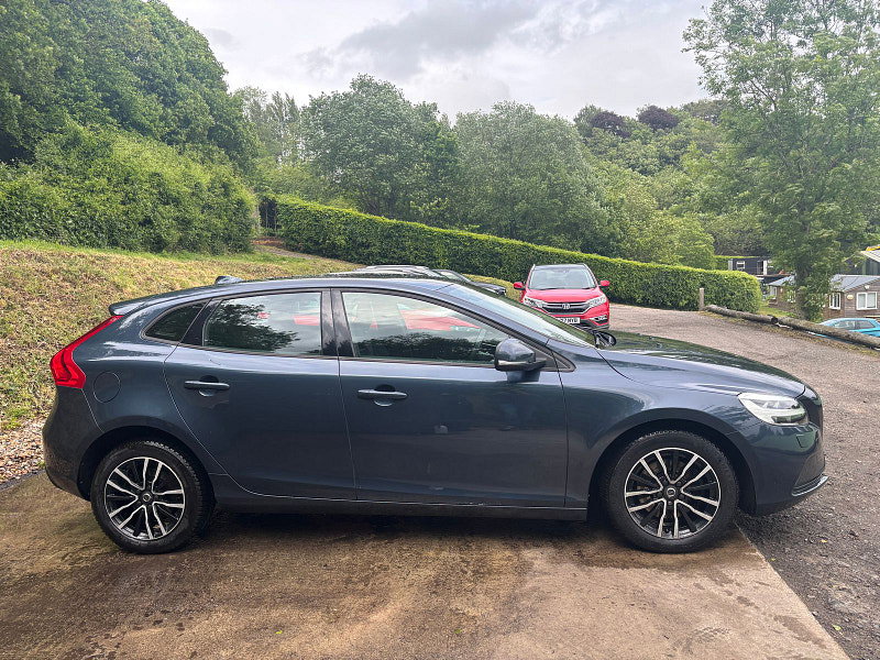 Volvo V40 2.0 T2 Momentum Hatchback 5dr Petrol Manual Euro 6 (s/s) (122 ps) 5dr Manual 2026