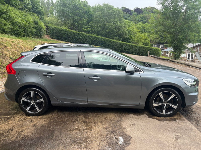 Volvo V40 2.0 T2 R-Design Edition Hatchback 5dr Petrol Manual Euro 6 (s/s) (122 ps) 5dr Manual 2026