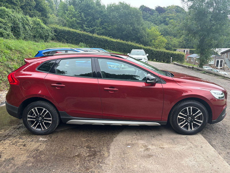 Volvo V40 Cross Country 1.5 T3 Hatchback 5dr Petrol Auto Euro 6 (s/s) (152 ps) 5dr Automatic 2025
