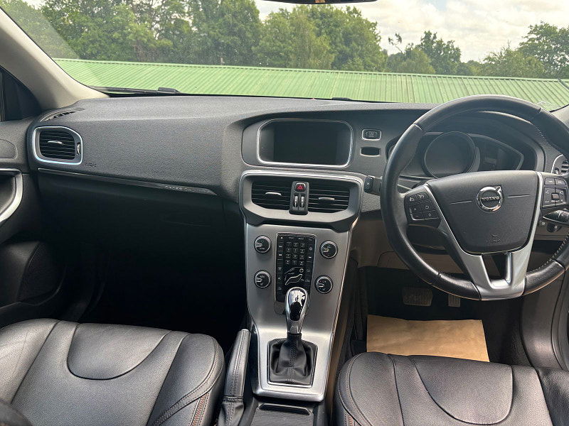 Volvo V40 Cross Country 1.5 T3 Pro Hatchback 5dr Petrol Auto Euro 6 (s/s) (152 ps) 5dr Automatic 2025