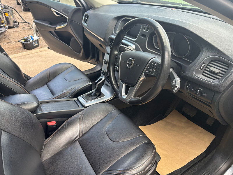 Volvo V40 Cross Country 1.5 T3 Pro Hatchback 5dr Petrol Auto Euro 6 (s/s) (152 ps) 5dr Automatic 2025