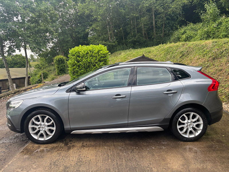 Volvo V40 Cross Country 1.5 T3 Pro Hatchback 5dr Petrol Auto Euro 6 (s/s) (152 ps) 5dr Automatic 2025