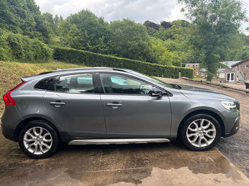 Volvo V40 Cross Country 1.5 T3 Pro Hatchback 5dr Petrol Auto Euro 6 (s/s) (152 ps) 5dr Automatic 2025