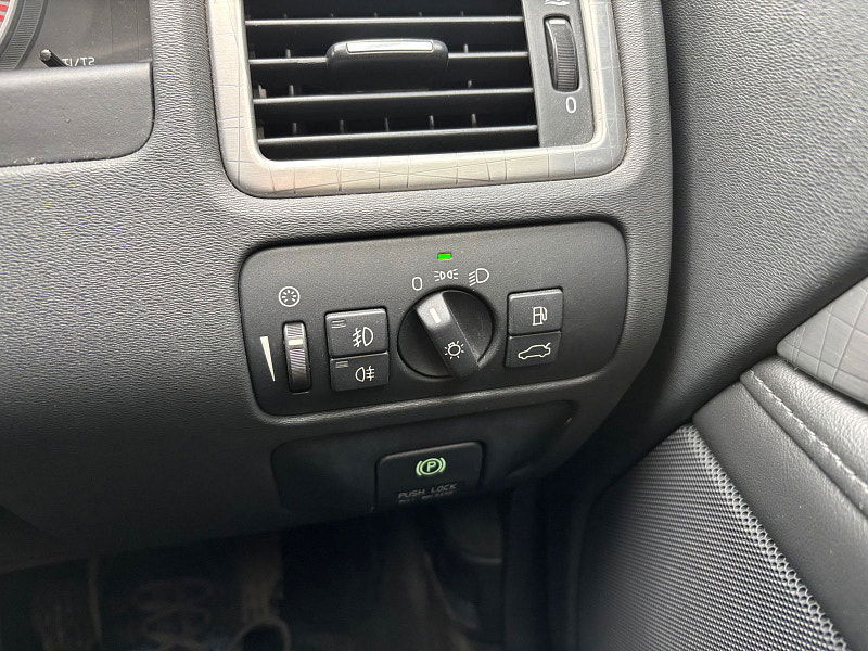 Volvo XC70 2.4 D5 SE Lux Estate 5dr Diesel Geartronic AWD Euro 5 (215 ps) 5dr Automatic 2026