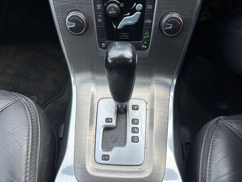 Volvo XC70 2.4 D5 SE Lux Estate 5dr Diesel Geartronic AWD Euro 5 (215 ps) 5dr Automatic 2026