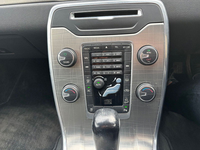 Volvo XC70 2.4 D5 SE Lux Estate 5dr Diesel Geartronic AWD Euro 5 (215 ps) 5dr Automatic 2026