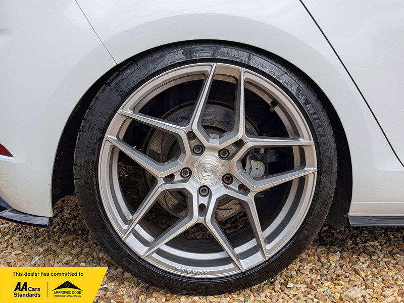 Volkswagen Golf 2.0 Golf R TSi Semi-Auto 4WD 5dr 5dr Automatic 2025