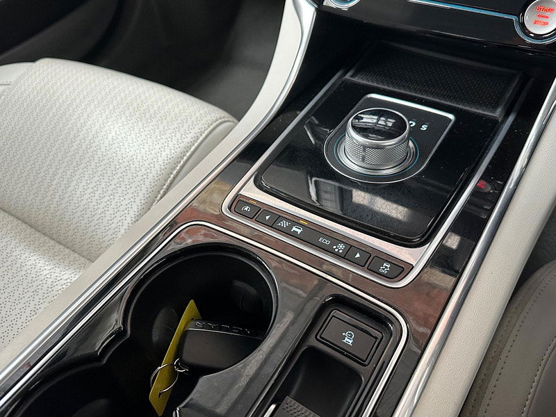 Jaguar XE 2.0d Portfolio Auto Euro 6 (s/s) 4dr 4dr Automatic 2025