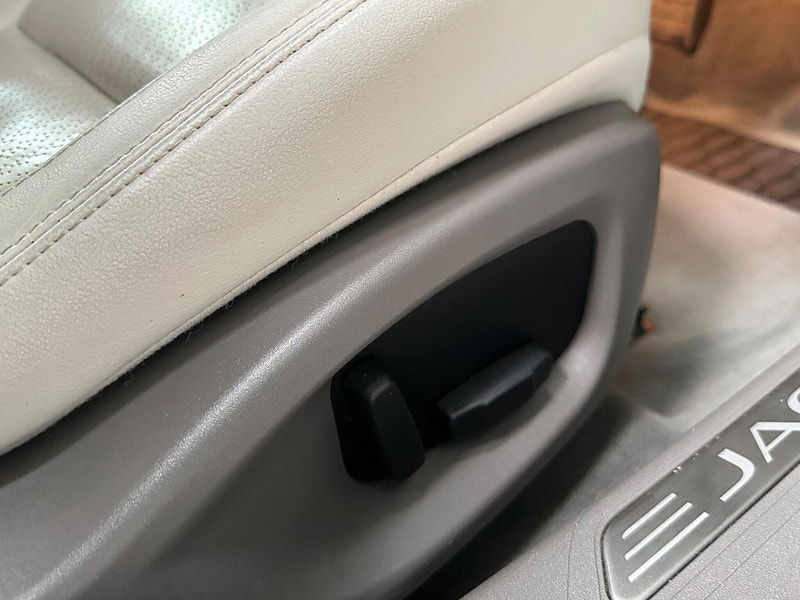 Jaguar XE 2.0d Portfolio Auto Euro 6 (s/s) 4dr 4dr Automatic 2025