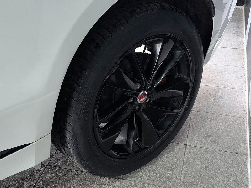 Jaguar F-PACE 2.0 D200 MHEV R-Dynamic Black Auto AWD Euro 6 (s/s) 5dr 5dr Automatic 2026