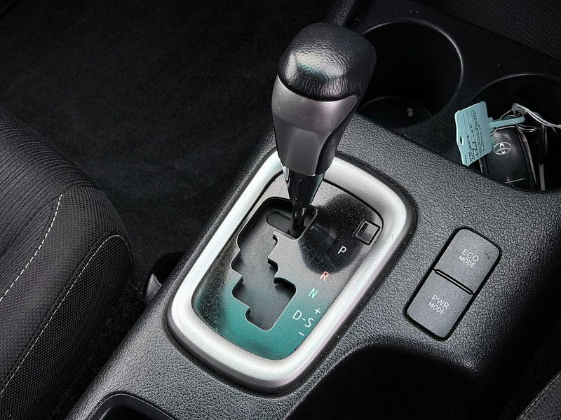 Toyota Hilux 2.8 D-4D Invincible Auto 4WD Euro 6 (s/s) 4dr 4dr Automatic 2026