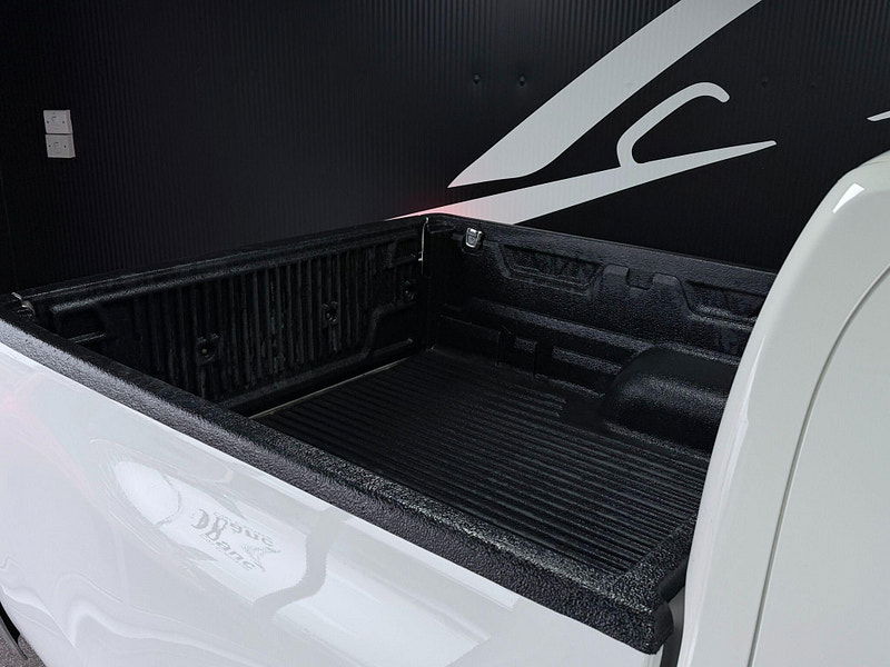 Toyota Hilux 2.8 D-4D Invincible Auto 4WD Euro 6 (s/s) 4dr 4dr Automatic 2026