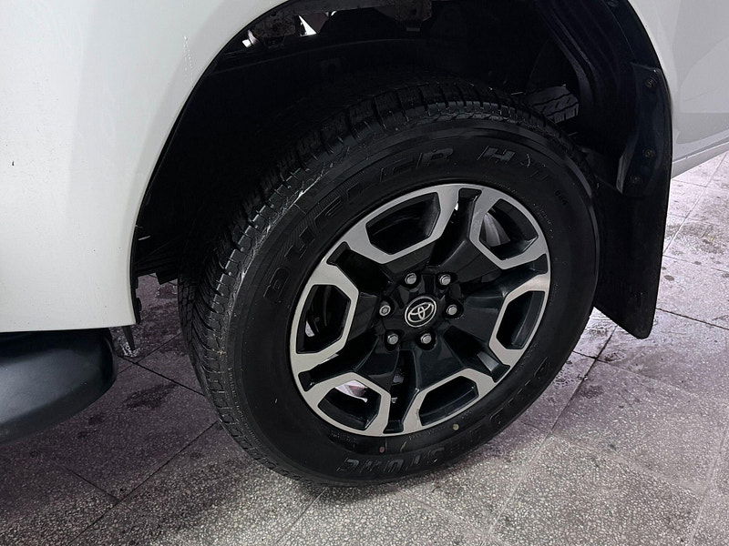 Toyota Hilux 2.8 D-4D Invincible Auto 4WD Euro 6 (s/s) 4dr 4dr Automatic 2026