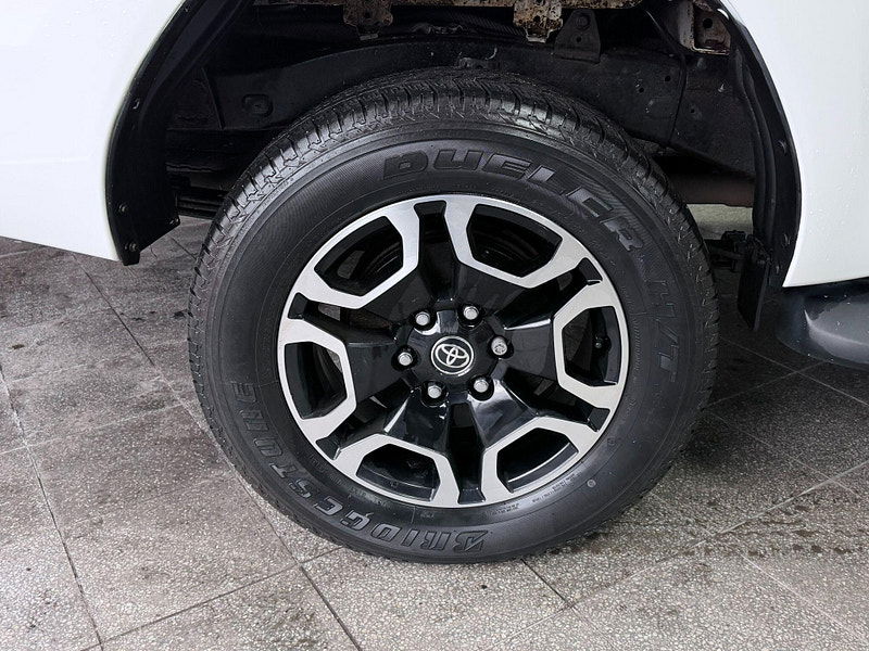 Toyota Hilux 2.8 D-4D Invincible Auto 4WD Euro 6 (s/s) 4dr 4dr Automatic 2026