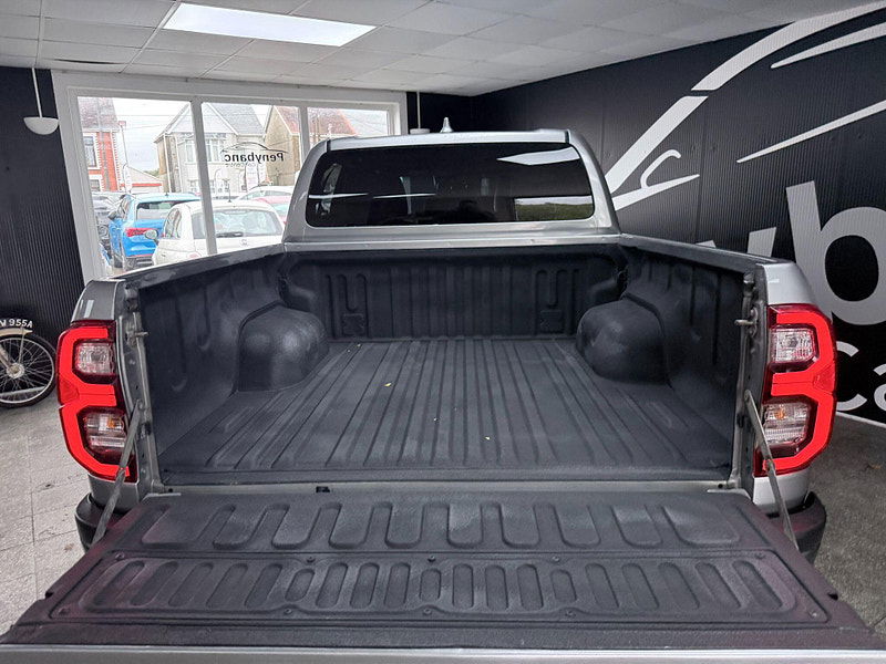 Toyota Hilux 2.8 D-4D Invincible X Auto 4WD Euro 6 (s/s) 4dr 4dr Automatic 2026