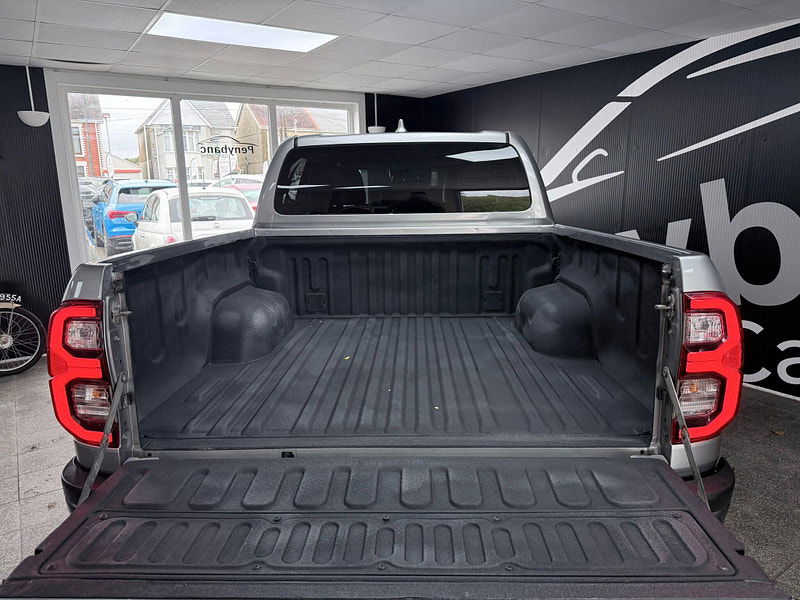 Toyota Hilux 2.8 D-4D Invincible X Auto 4WD Euro 6 (s/s) 4dr 4dr Automatic 2026