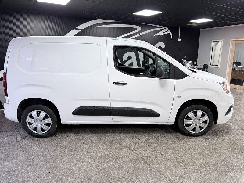 Vauxhall Combo 1.5 Turbo D 2000 Sportive L1 H1 Euro 6 (s/s) 4dr 4dr Manual 2026