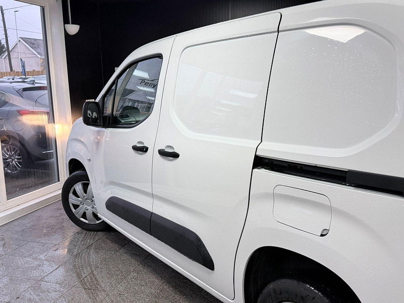 Vauxhall Combo 1.5 Turbo D 2000 Sportive L1 H1 Euro 6 (s/s) 4dr 4dr Manual 2026