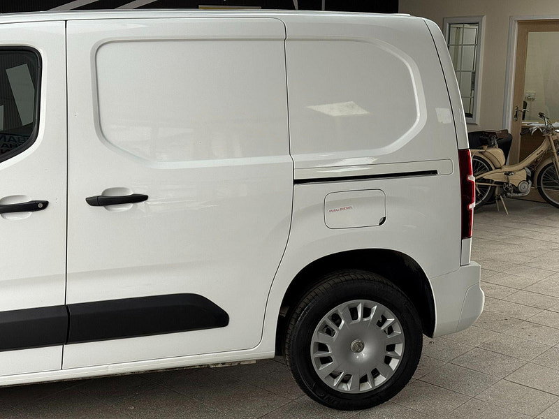 Vauxhall Combo 1.5 Turbo D 2300 Sportive L1 H1 Euro 6 4dr 4dr Manual 2026