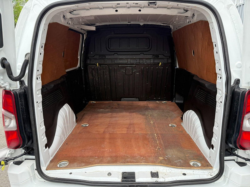 Vauxhall Combo 1.5 Turbo D 2300 Sportive L1 H1 Euro 6 4dr 4dr Manual 2026