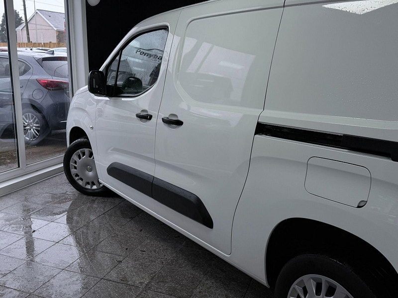 Vauxhall Combo 1.5 Turbo D 2300 Sportive L2 H1 Euro 6 4dr 4dr Manual 2026