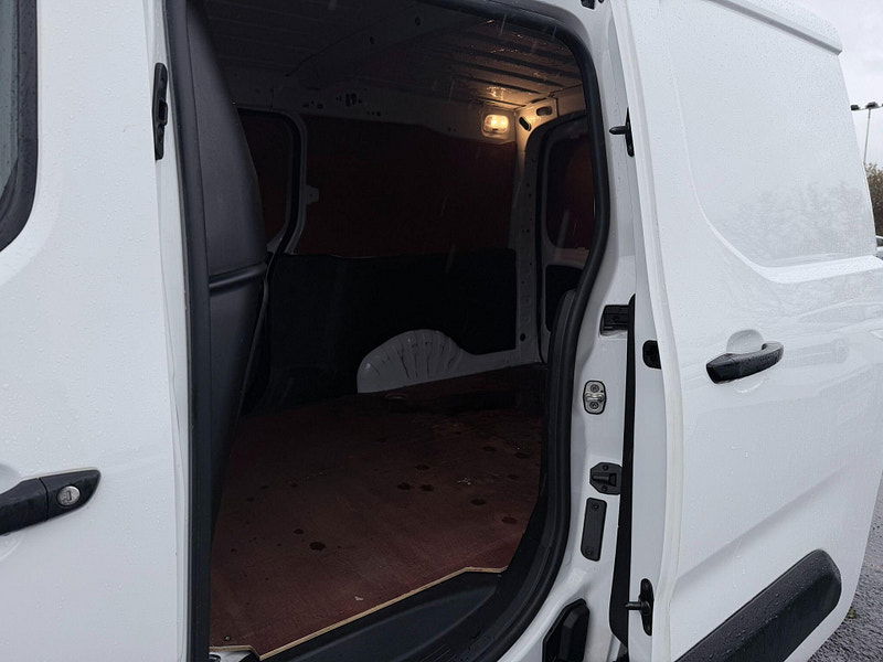 Vauxhall Combo 1.5 Turbo D 2300 Sportive L2 H1 Euro 6 4dr 4dr Manual 2026