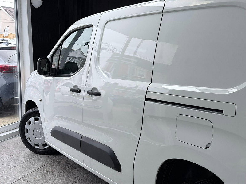 Vauxhall Combo 1.5 Turbo D 2300 Sportive L2 H1 Euro 6 (s/s) 4dr 4dr Manual 2026