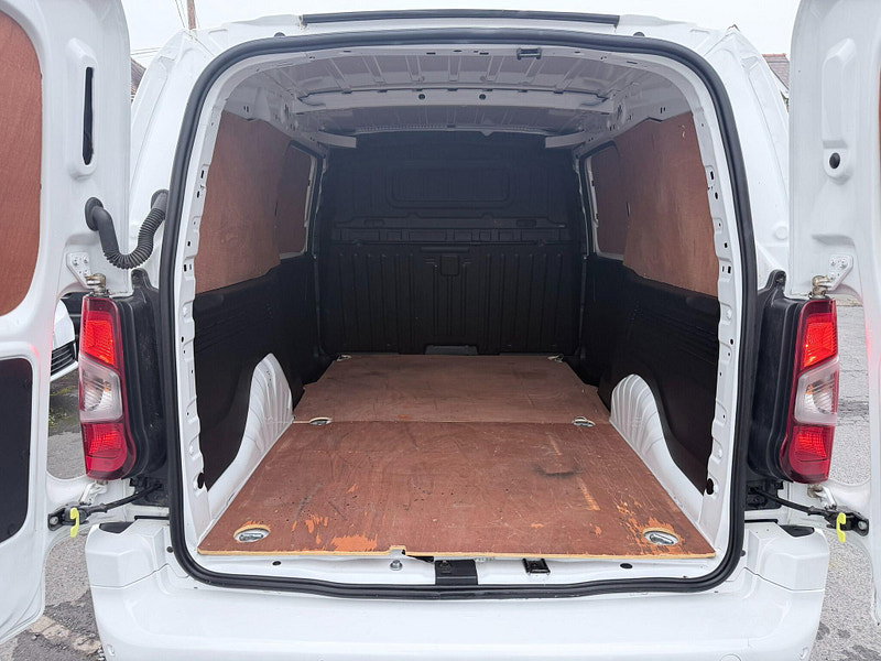 Vauxhall Combo 1.5 Turbo D 2300 Sportive L2 H1 Euro 6 (s/s) 4dr 4dr Manual 2026