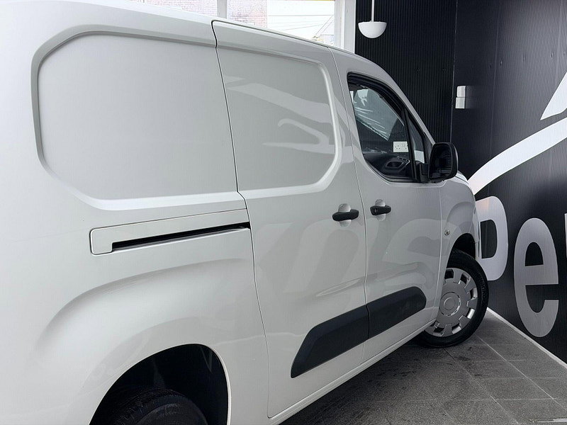 Vauxhall Combo 1.5 Turbo D 2300 Sportive L2 H1 Euro 6 (s/s) 4dr 4dr Manual 2026