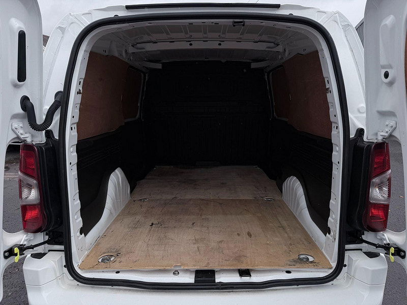 Vauxhall Combo 1.5 Turbo D 2300 Sportive L2 H1 Euro 6 (s/s) 4dr 4dr Manual 2026