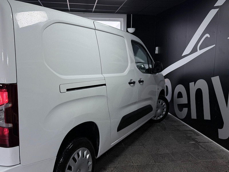 Vauxhall Combo 1.5 Turbo D 2300 Sportive L2 H1 Euro 6 (s/s) 4dr 4dr Manual 2026