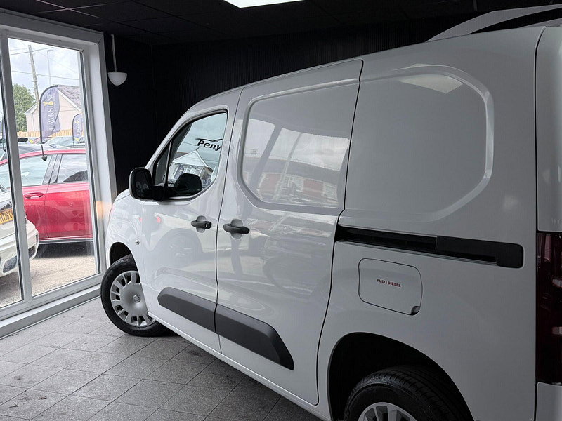 Vauxhall Combo 1.6 Turbo D 2300 Sportive L1 H1 Euro 6 (s/s) 4dr 4dr Manual 2026