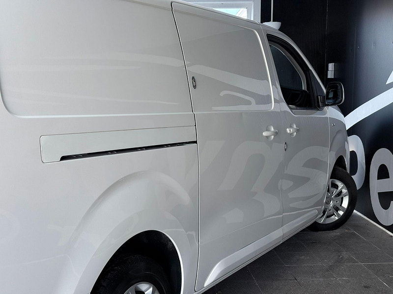 Vauxhall Vivaro 2.0 Turbo D 3100 Sportive Auto L2 H1 Euro 6 (s/s) 5dr 5dr Automatic 2026