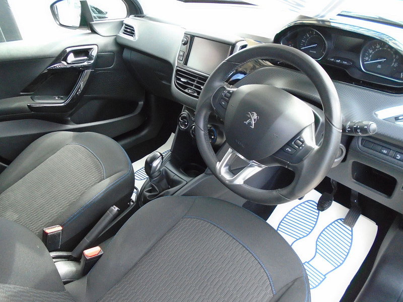 Peugeot 208 1.2 PureTech Signature Hatchback 5dr Petrol Manual Euro 6 (s/s) (82 ps) 5dr Manual 2026