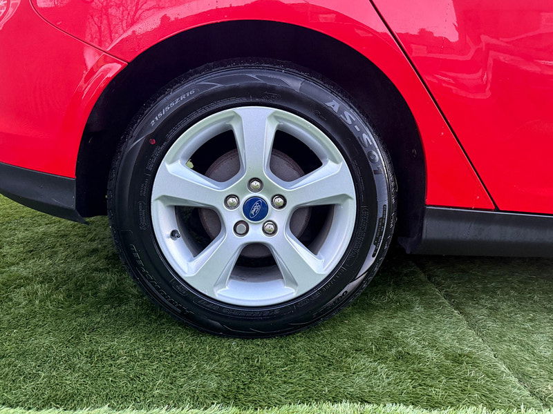 Ford Focus 1.0T EcoBoost Zetec Navigator Hatchback 5dr Petrol Manual Euro 5 (s/s) (125 ps) 5dr Manual 2025