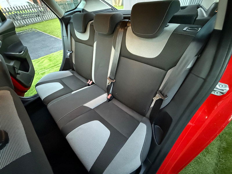 Ford Focus 1.0T EcoBoost Zetec Navigator Hatchback 5dr Petrol Manual Euro 5 (s/s) (125 ps) 5dr Manual 2025