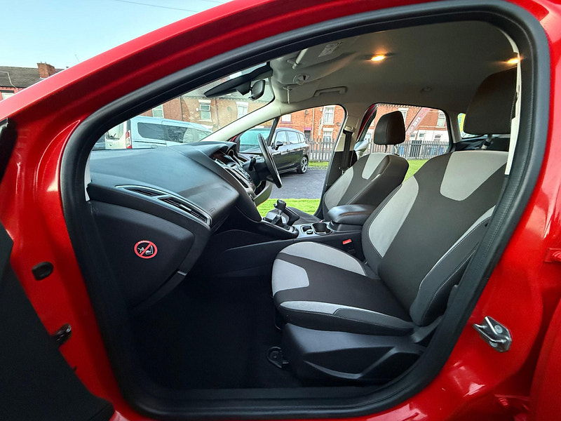 Ford Focus 1.0T EcoBoost Zetec Navigator Hatchback 5dr Petrol Manual Euro 5 (s/s) (125 ps) 5dr Manual 2025