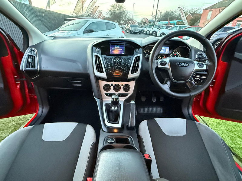 Ford Focus 1.0T EcoBoost Zetec Navigator Hatchback 5dr Petrol Manual Euro 5 (s/s) (125 ps) 5dr Manual 2025