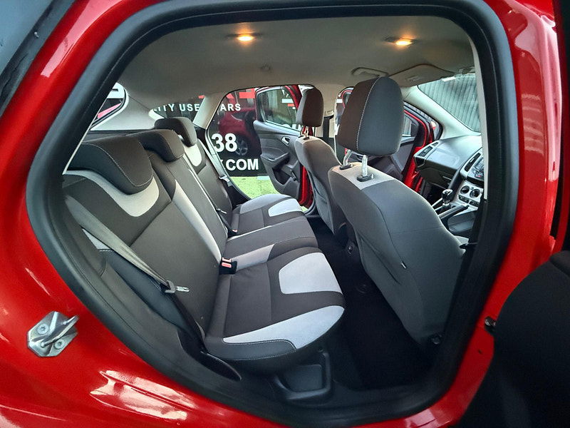 Ford Focus 1.0T EcoBoost Zetec Navigator Hatchback 5dr Petrol Manual Euro 5 (s/s) (125 ps) 5dr Manual 2025