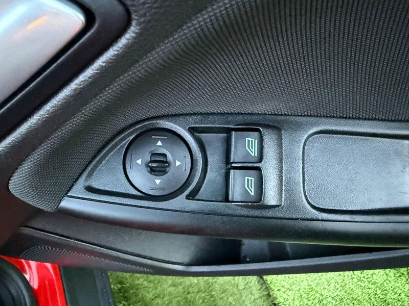 Ford Focus 1.0T EcoBoost Zetec Navigator Hatchback 5dr Petrol Manual Euro 5 (s/s) (125 ps) 5dr Manual 2025