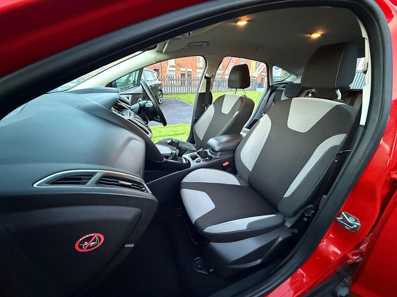 Ford Focus 1.0T EcoBoost Zetec Navigator Hatchback 5dr Petrol Manual Euro 5 (s/s) (125 ps) 5dr Manual 2025