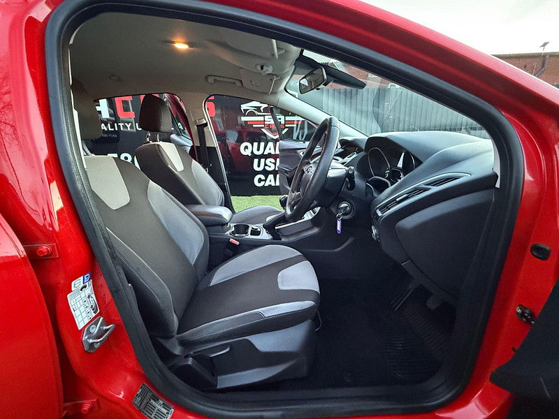 Ford Focus 1.0T EcoBoost Zetec Navigator Hatchback 5dr Petrol Manual Euro 5 (s/s) (125 ps) 5dr Manual 2025